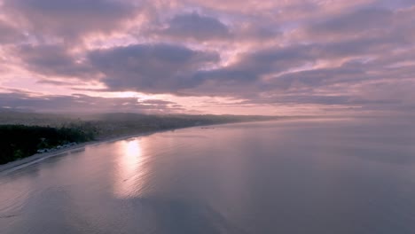 Impresionantes-Imágenes-Aéreas-Capturan-Los-Acantilados-Del-Capitolio-Con-Vistas-Al-Sereno-Y-Cristalino-Océano-De-New-Brighton-Beach,-California.