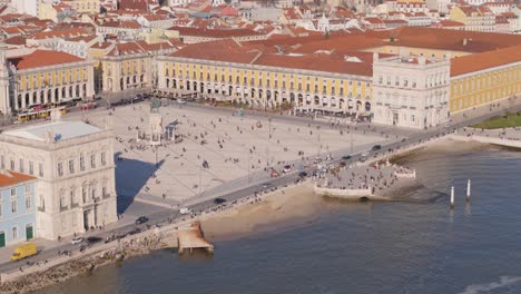 Un-Dron-Desciende-Orbitando-Alrededor-De-La-Icónica-Plaza-Del-Turismo-En-Lisboa,-Portugal.