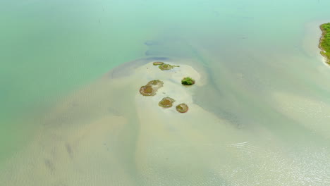 Kleine-Insel-In-Einem-See,-Landmasse-In-Einem-See