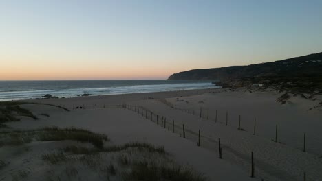 Vista-Aérea-Bajo-Las-Dunas-De-La-Playa-De-Guincho-En-Cascais