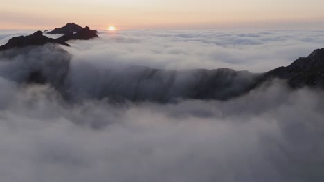 Vista-Aérea-De-La-Montaña-Segla-Sobre-El-Cielo,-Noruega-Durante-El-Verano