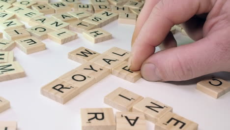 Palabras-Reales-Y-De-Guerra-Hechas-Con-Fichas-De-Letras-De-Scrabble-Con-La-Mano-Derecha