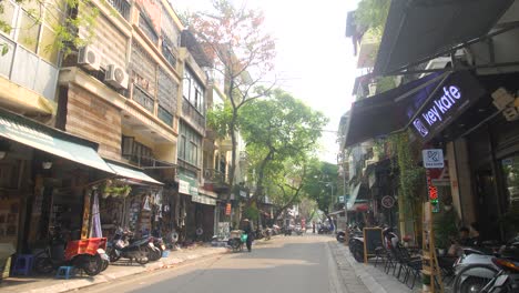 Midday-sun,-city-centre-streets-quiet-amidst-the-afternoon-extreme-heat