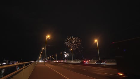 Fuegos-Artificiales-Detrás-De-Un-Largo-Puente