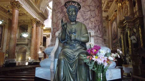 Nahaufnahme-Einer-Bronzestatue-Mit-Blumen-Im-Inneren-Eines-Christlichen-Wahrzeichens,-Einer-Kirche-Mit-Leerem-Raum,-Gottesdienst-In-Der-Basilika-San-José-De-Flores-In-Buenos-Aires,-Argentinien