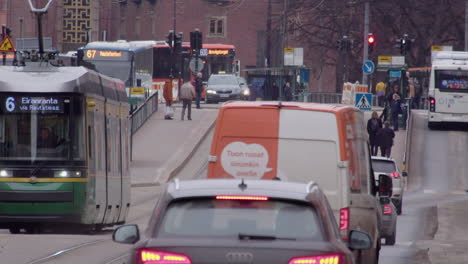 Transporte-Urbano:-Transporte-Público-Y-Vehículos-Circulan-Por-Las-Calles-De-La-Ciudad.