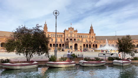 Plaza-De-España-Sevilla,-Spanischer-Platz-Mit-Statischen-Touristenruderbooten