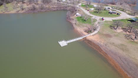 Aerial-video-of-the-Willow-Grove-Park-Pier-in-Lake-Dallas,-Texas