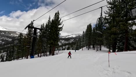Niño-Esquiando-En-Lake-Tahoe,-Estación-De-Esquí-Diamond-Peak