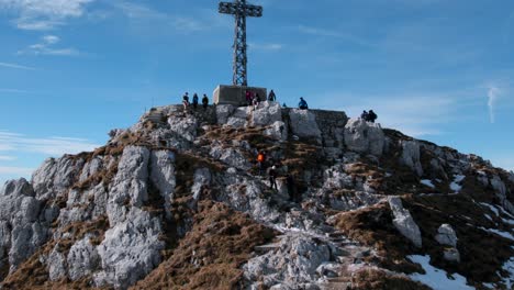 Bandera-Italiana-Y-Excursionistas-En-La-Cruz-De-Resegone-En-La-Cima-De-Una-Montaña-En-El-Norte-De-Italia.