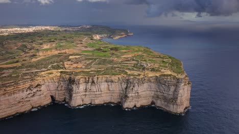 Vista-Por-Drones-Del-Paisaje-Natural-De-Los-Acantilados-De-Dingli-De-Malta-En-Un-Día-Nublado,-Malta