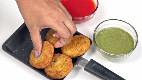 Aloo-Tikki-Oder-Kartoffelschnitzel-Oder-Pastetchen-Ist-Ein-Beliebtes-Indisches-Streetfood-Mit-Gekochten-Kartoffeln,-Gewürzen-Und-Kräutern