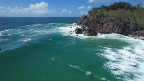 Surfen-In-Der-Nähe-Der-Landzunge-Cabarita-Im-Sommer-In-Northern-Rivers,-New-South-Wales,-Australien