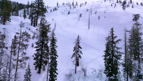 Vista-Aérea-De-Las-Líneas-De-Esquí-De-Las-Montañas-Eagle-Lake-En-La-Nieve.