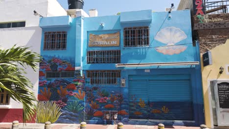 Tiro-Inclinado-Hacia-Abajo-De-Un-Edificio-Azul-En-Santa-Marta,-Colombia.