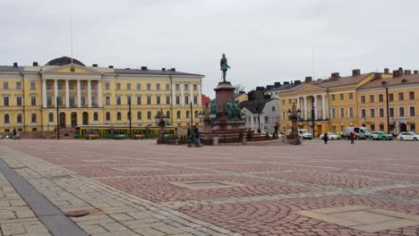 La-Estatua-De-Alejandro-II-Se-Alza-Orgullosa-En-La-Plaza-Del-Senado-De-La-Ciudad-De-Helsinki