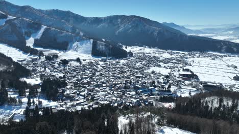 Toma-Aérea-De-Un-Dron-De-La-Aldea-Japonesa-De-La-Estación-De-Esquí-De-Montaña-Nozawaonsen