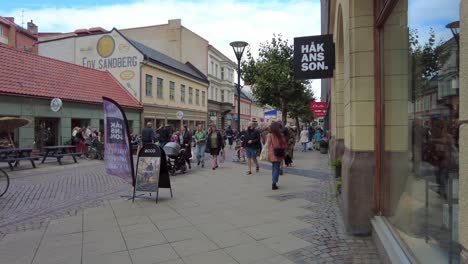 Gente-En-La-Calle---Triangeln-En-Malmö,-Suecia---Toma-Amplia