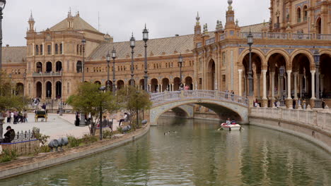 Los-Turistas-Viajan-En-Bote-De-Remos-Por-El-Foso-Del-Canal-Alrededor-De-La-Plaza-De-España-En-Sevilla,-España.