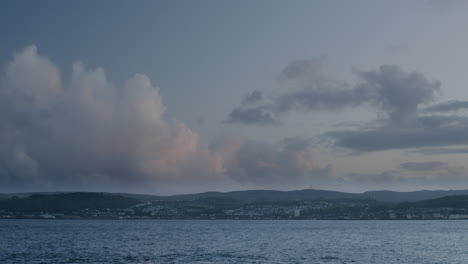 Wolken-über-Der-Küstenstadt-Und-Dem-Meer