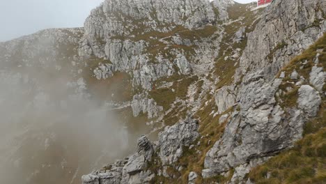 Excursionistas-Escalando-La-Cordillera-Rocosa-De-Resegone-Con-Niebla-En-El-Norte-De-Italia