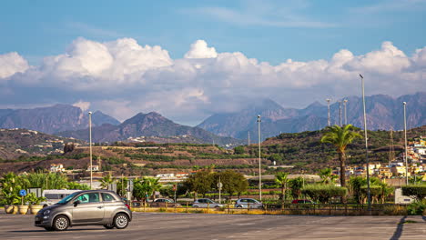 Timelapse-Del-Hito-Tropical-De-Málaga,-Vista-De-Fondo-Alpino