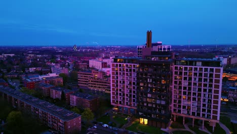 Arnhem-High-Park,-Modernes-Apartmentgebäude-In-Rosa-Sonnenuntergangslicht-Luftaufnahme