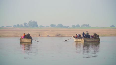 La-Gente-Del-Pueblo-Viaja-Con-Madera-En-Grandes-Embarcaciones-Tradicionales-En-El-Río-Chambal-De-La-Zona-De-Morena-Dholpur-En-La-India.