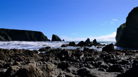 Zeitraffer,-Zerklüftete-Küste,-Felsnadeln,-Gischt,-Weiße-Wellen-Und-Blauer-Himmel,-Kupferküste,-Waterford,-Irland