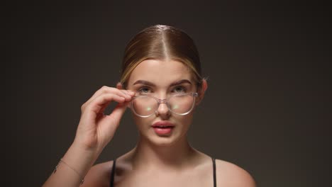 Selbstbewusste,-Intelligente-Junge-Frau-Blickt-über-Die-Brille,-Verwirrter-Blick