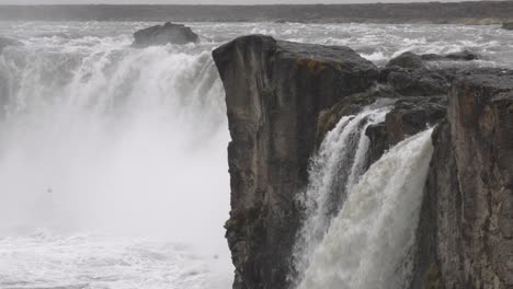 Majestätischer-Godafoss-Wasserfall-An-Einem-Bewölkten-Tag,-Island