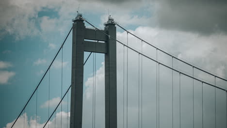 Timelapse-Primer-Plano-Con-La-Parte-Superior-De-Un-Puente-Suspendido,-Nubes-A-La-Deriva-En-El-Fondo,-Hdr