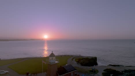 Descubra-La-Encantadora-Belleza-Del-Icónico-Faro-De-Steamer-Lane-De-Santa-Cruz-Al-Amanecer-En-Este-Fascinante-Metraje-Aéreo.