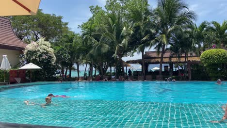 Tourists-enjoying-vacation-in-a-seafront-resort-in-Phi-Phi,-Thailand