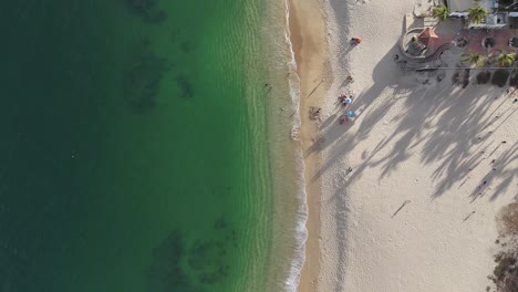 Espectacular-Captura-Con-Drones-Del-Paisaje-De-Playa-En-La-Bahía-De-Chahue-En-Huatulco,-México