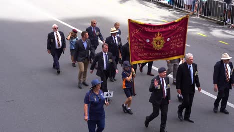 Representantes-Del-Cuerpo-Médico-Del-Ejército-Real-Australiano-En-Queensland-Caminando-Por-La-Calle,-Participando-En-La-Tradición-Anual-Del-Desfile-Del-Día-De-Anzac,-En-Honor-A-Quienes-Sirvieron-Durante-Tiempos-De-Guerra.
