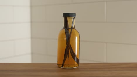 Destillierte-Flasche-Vanille-Mit-Vanilleschoten-Noch-In-Der-Flüssigkeit