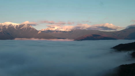 Temprano-Por-La-Mañana-Drone-Timelapse-Nubes-Y-Niebla