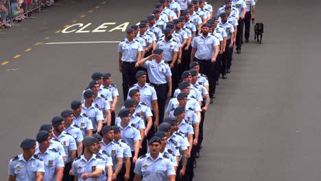 Personal-Disciplinado-Del-Servicio-De-La-Real-Fuerza-Aérea-Australiana,-Marchando-Uniformemente-Por-La-Calle,-Participando-En-El-Desfile-Del-Día-De-Anzac,-Rindiendo-El-Mayor-Respeto-A-Quienes-Sirvieron-Y-Se-Sacrificaron.