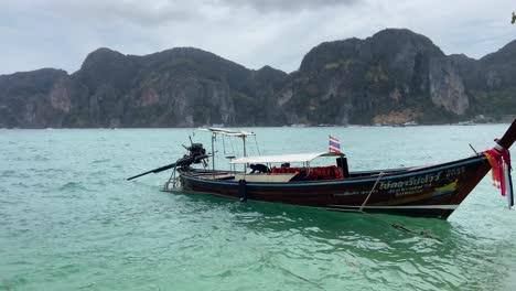 Thailändisches-Longtail-Boot-Vor-Anker-An-Der-Küste-Der-Phi-Phi-Inseln