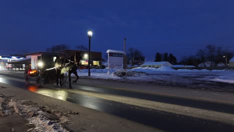 Traditionelle-Amish-Pferdekutsche-Auf-Der-Straße-Einer-Amerikanischen-Stadt-Bei-Nacht