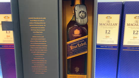 Teure,-Seltene-Flasche-Johnnie-Walker-Blue-Label-Blended-Scotch-Whisky,-Alkoholisches-Getränk,-4k-Aufnahme