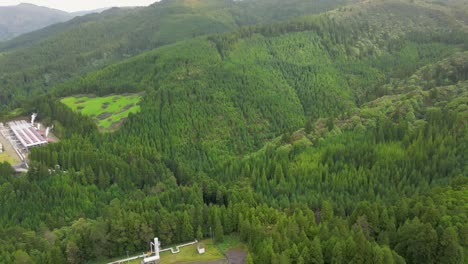 Revelación-Aérea-De-Pastos,-Parches-De-Bosque-Y-Costa-En-São-Miguel-Azores