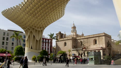 Blick-Auf-Die-Straße-Des-Kulturellen-Wahrzeichens-Metropol-Parasol-Setas-De-Sevilla-Am-Platz-La-Encarnacion