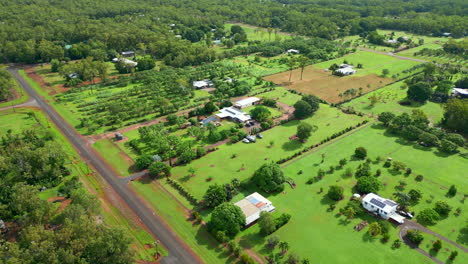 Drone-Aéreo-De-Un-Gran-Bloque-Rural-Con-Pastizales-Abiertos-Para-Pastos-Y-Agricultura,-órbita-Panorámica