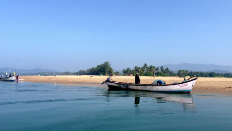 Barcos-Con-Turistas-En-La-Playa-De-Rajbagh-En-Un-Día-Soleado-Goa-India-4k.