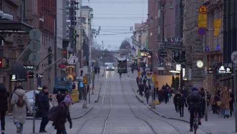 Lapso-De-Tiempo-En-Cámara-Rápida-De-Tranvías-De-Tránsito,-Peatones-En-Calles-Urbanas