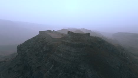 Drohnenaufnahme-Der-Ranikot-Festung-Von-Sindh-An-Einem-Nebligen-Tag-In-Pakistan