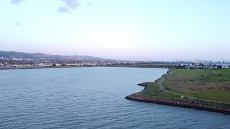 Vistas-Aéreas-De-Drones-Del-Puerto-Deportivo-De-Berkeley-California-Al-Atardecer