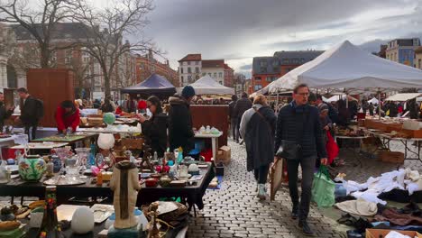 Mercadillo-De-Fin-De-Semana-Repleto-De-Compradores-En-Bruselas